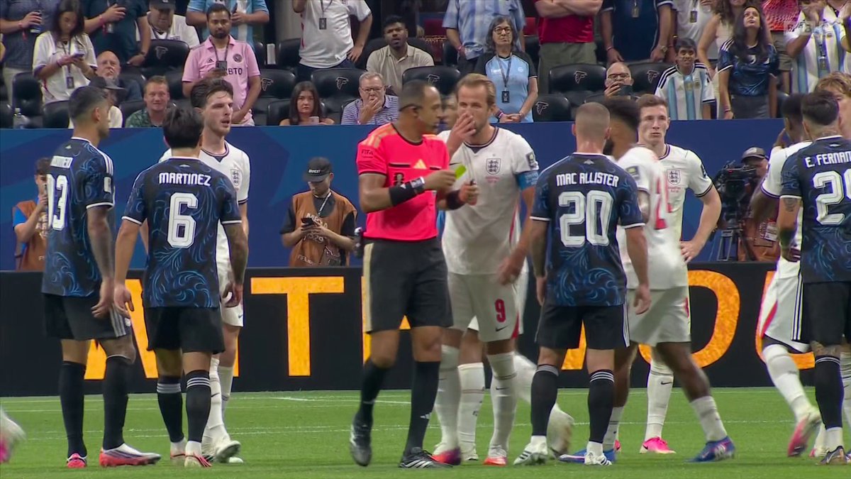 The Argentinians wanted Harry Kane sent off for this! 😬 Leandro Paredes appealed to the referee after spotting the England captain covering his mouth while speaking.