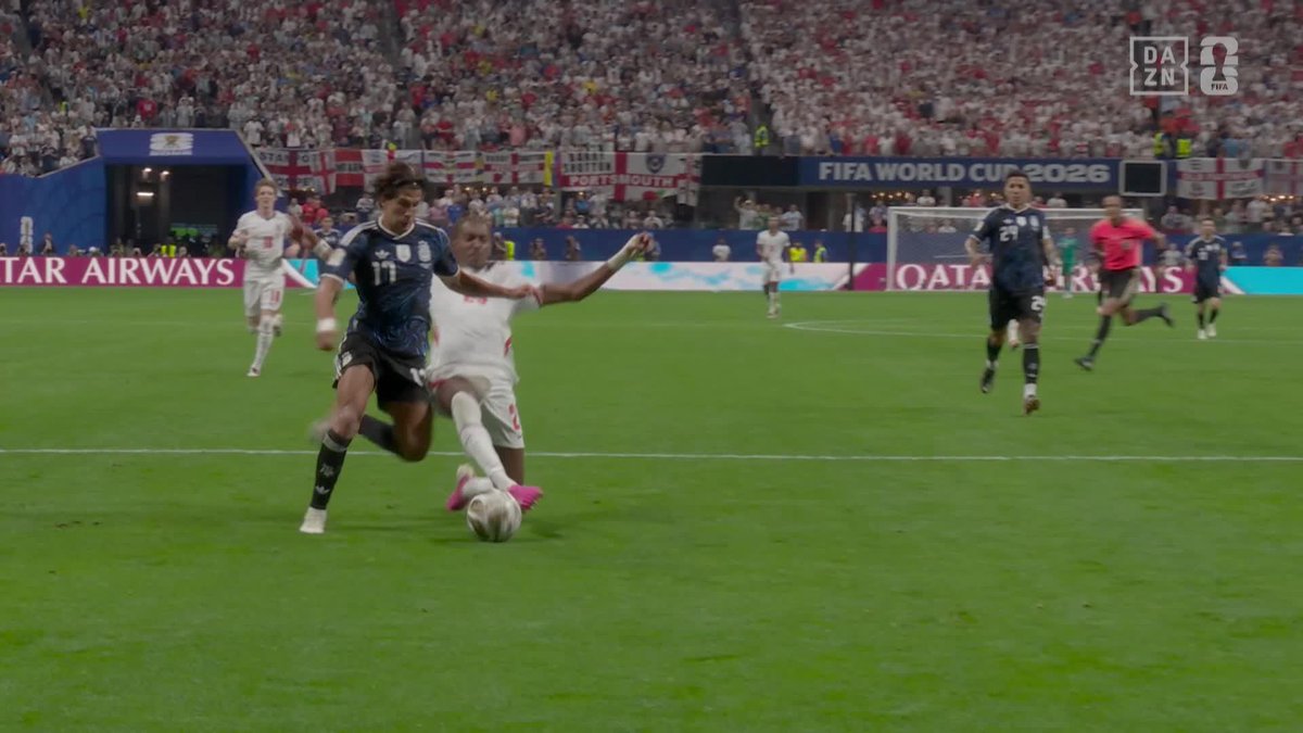 Hay jugadas que valen como un gol. Esta es una de ellas. Spence sacando la barredora.