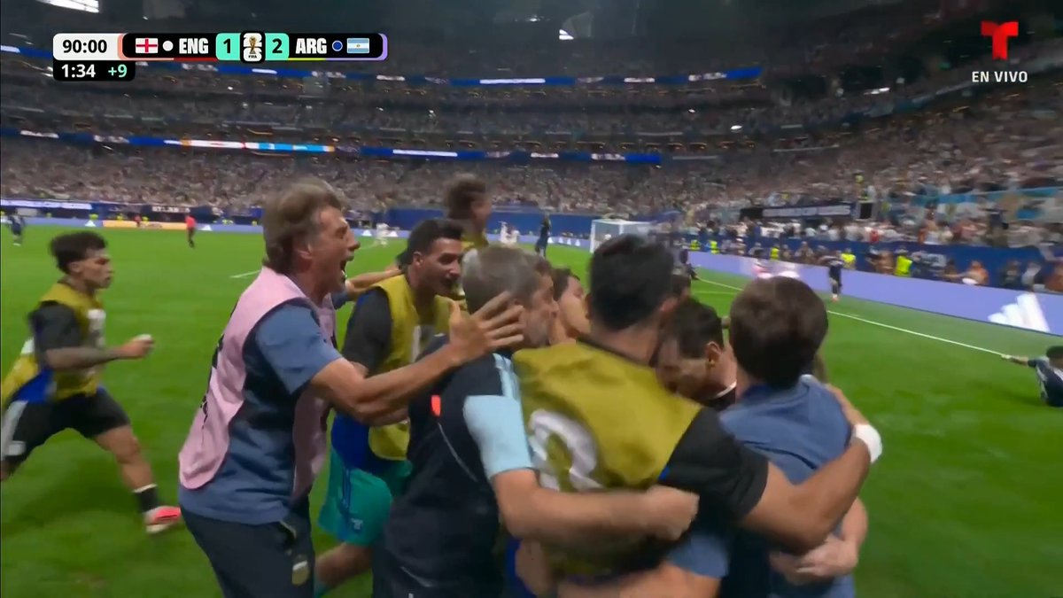 ¡¡¡GOOOOOOOOOOOOOL DE ARGENTINAAAAAAA!!! ¡¡¡GOOOOOOL EN LOS ÚLTIMOS MINUTOS!!! Lautaro Martínez remata de cabeza dentro del área tras una asistencia de Lionel Messi. El campeón defenderá su corona… ¡Remontada de Argentina! ¡1-2 sobre Inglaterra!