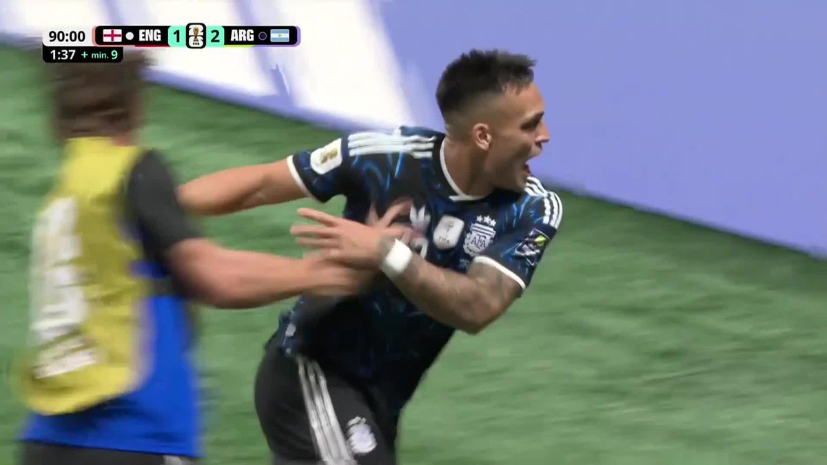 ANOTHER ARGENTINA COMEBACK... LAUTARO!!! 🇦🇷🔥 First the post from Mac Allister, then in the very same move Lautaro buries the rebound 🐂