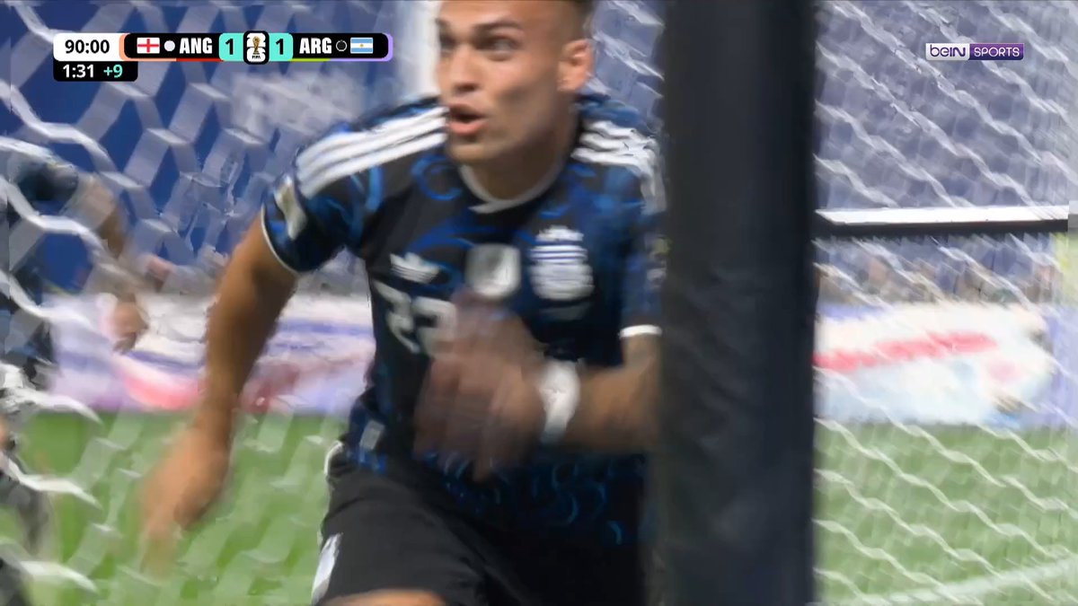 L’Argentine en finale de la Coupe du Monde après une fin de match folle contre l’Angleterre, 2-1 ! Menée jusqu’à la 85ème, l’Albiceleste a sonné la révolte grâce à Enzo Fernandez et Lautaro Martinez ! Messi s’offre un doublé de passes décisives !