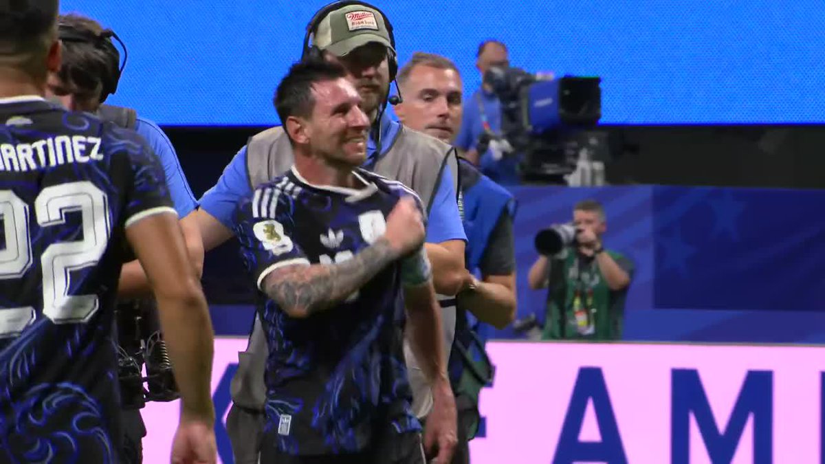 CLARO, LIONEL: MESSI LE MUESTRA AL MUNDO EL ESCUDO DE LA SELECCIÓN ARGENTINA. 🎬 #ESPNMundial 📺 Mirá los mejores partidos de la #FIFAWorldCup por ESPN, en el Plan Premium de #DisneyPlus