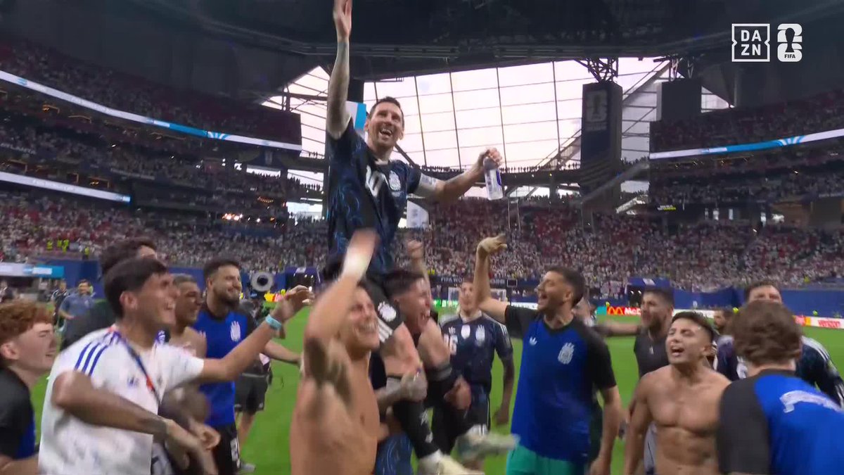 MESSI A HOMBROS CON SUS COMPAÑEROS ENTREGADOS 🇦🇷👏 BESTIAL #DAZNMundial