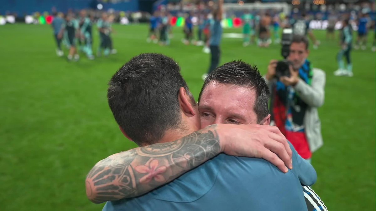 TODA ARGENTINA EN ESTE ABRAZO... ¡EL EMOTIVO FESTEJO DE MESSI CON SCALONI! ⚽ #ESPNMundial 📺 Mirá los mejores partidos de la #FIFAWorldCup por ESPN, en el Plan Premium de #DisneyPlus