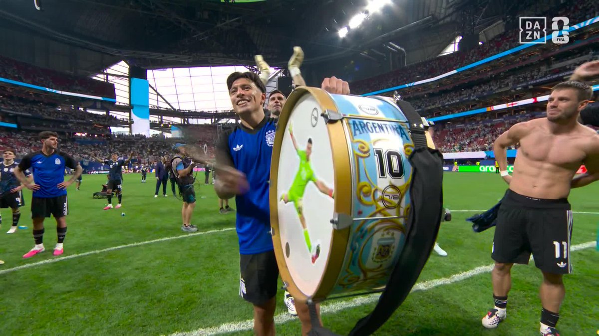 「メッシの方は叩かないんですね(笑)」 決勝進出を祝うアルゼンチン代表🇦🇷 太鼓の両面にはGKマルティネスとメッシが👀 リサンドロ・マルティネスが叩いたのは...? 🏆️#FIFAワールドカップ 準決勝 🆚イングランド×アルゼンチン ✅ 決勝・3位決定戦は無料配信(登録不要) #本気で楽しむならDAZN
