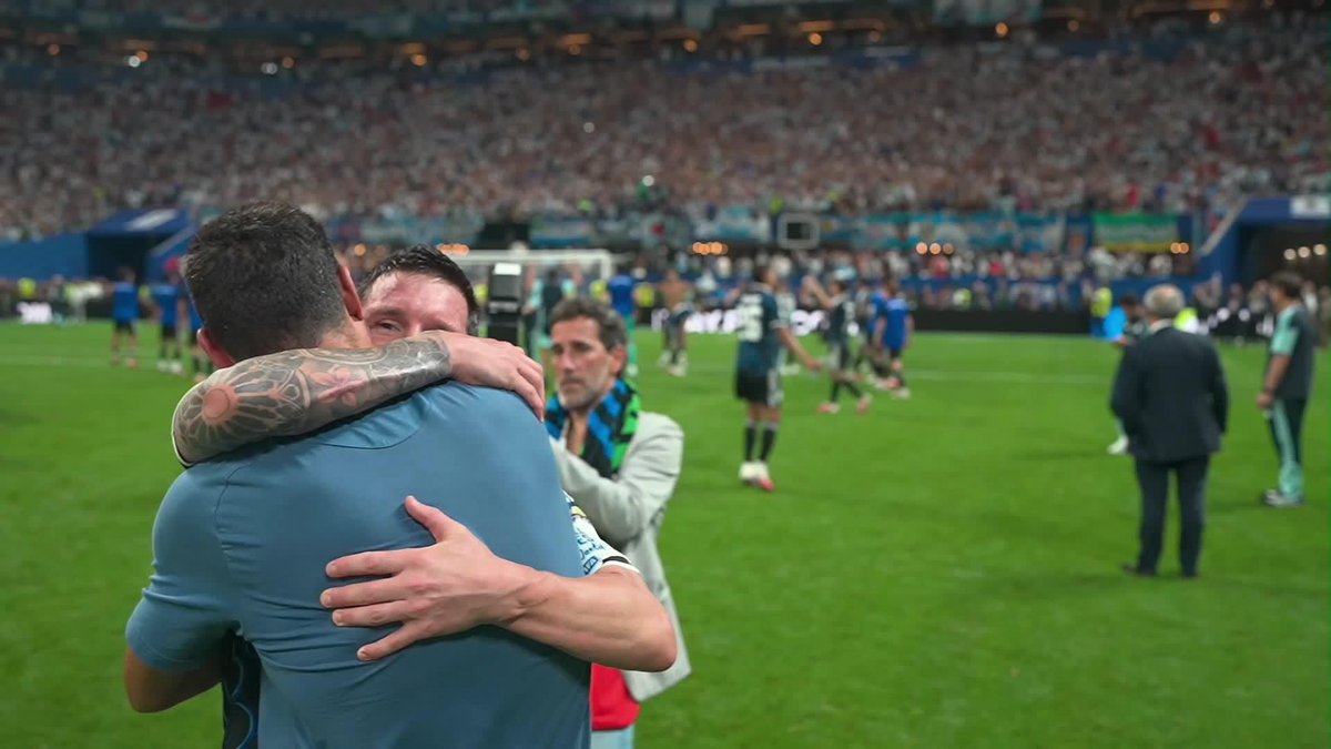 Nunca dos pibes llamados 'Lionel' dieron TANTO a Argentina 💙 El abrazo de una generación. El emotivo momento entre Messi y Scaloni tras meterse en su segunda final de Mundial juntos #DAZNMundial #FIFAWorldCup