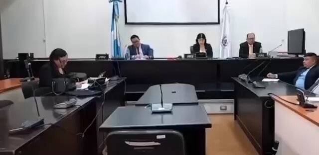 8 AÑOS DE PRISIÓN PREVENTIVA POR ODIO A UN GENERAL El héroe nacional General Benedicto Lucas García, ha estado injustamente preso más de ocho años por acusaciones de unos zurdos resentidos a sus 94 años; increíblemente hasta este miércoles 15 de julio recibió medidas sustitutivas. El Tribunal de Mayor Riesgo "B", presidido por la jueza Marling Mayela González Arrivillaga, resolvió declarar con lugar la revisión de las medidas de coerción solicitada por la defensa del general retirado y exjefe del Estado Mayor En su resolución, el Tribunal consideró que la prisión preventiva es una medida de carácter excepcional y que su mantenimiento debe responder a una necesidad procesal. Asimismo, señaló que, aunque los delitos imputados -genocidio, deberes contra la humanidad y desaparición forzada, son de extrema gravedad, ello no implica que la prisión preventiva deba mantenerse de forma automática durante todo el proceso, en atención al principio de presunción de inocencia. El Tribunal valoró la edad del acusado que sobrepasa los 94 años, su estado de salud y su condición de persona adulta mayor, con fundamento en la Constitución Política de la República, la Ley de Protección para las Personas de la Tercera Edad, la Convención Interamericana sobre la Protección de los Derechos Humanos de las Personas Mayores y las 100 Reglas de Brasilia. Consideró que su permanencia en prisión preventiva podía afectar su dignidad, salud e integridad, y estimó que los fines del proceso podían garantizarse mediante medidas menos gravosas. MEDIDA SUSTITUTIVA Arresto domiciliario en la residencia de su hijo, Manuel Benedicto Lucas López, quien fungirá como garante. Prohibición de salir del territorio nacional. Prohibición de comunicarse, por cualquier medio, con testigos o personas cuya declaración pueda verse influenciada. El Tribunal indicó que cualquier traslado fuera de la residencia autorizada, incluido a Cobán o Petén, deberá contar con autorización judicial previa. Finalmente, ordenó la inmediata libertad de Benedicto Lucas García, siempre que no exista otra orden de detención vigente en su contra, y advirtió que el incumplimiento de las medidas impuestas dará lugar a su revocatoria.