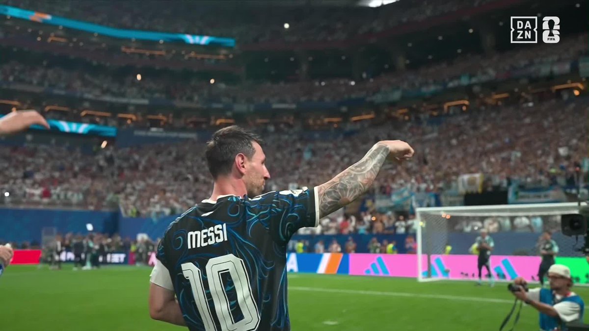 QUÉ GRANDE ES 😍👏 Toda la hinchada argentina cantando "MESSI, MESSI" y él pidiéndoles que canten a todo el equipo 🇦🇷 #DAZNMundial #FIFAWorldCup