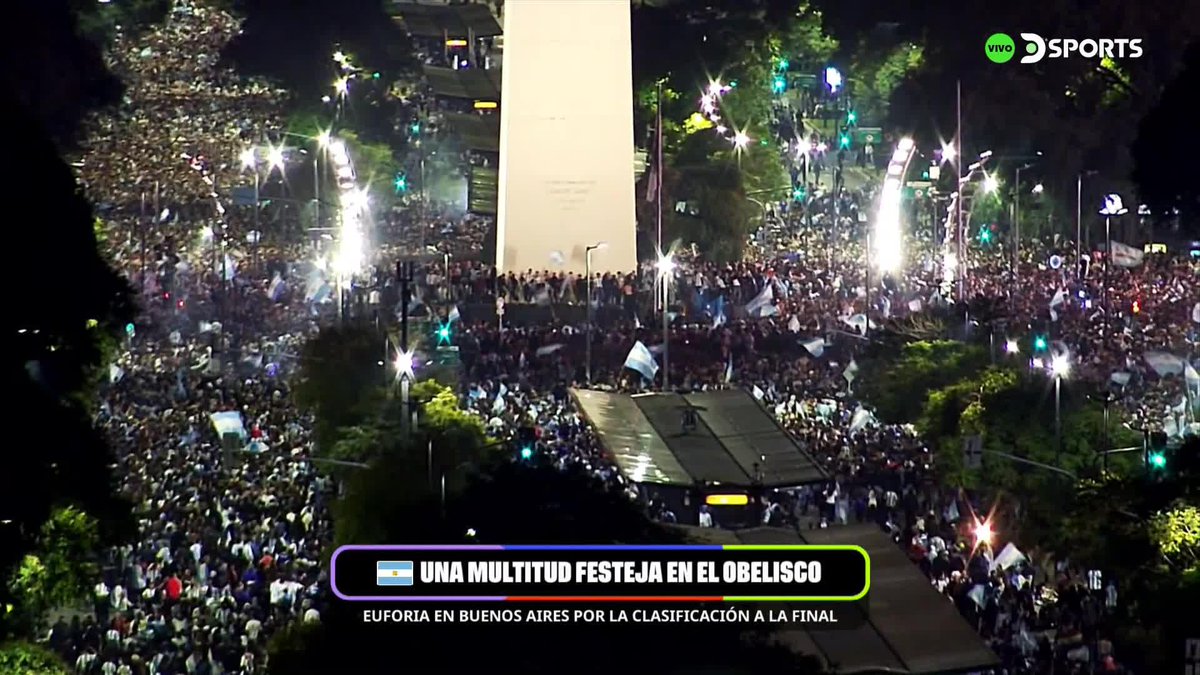 TODA ARGENTINA EN LAS CALLES El obelisco repleto de hinchas festejando el triunfo ante Inglaterra en semifinales. #MundialEnDSPORTS #FIFAWorldCup