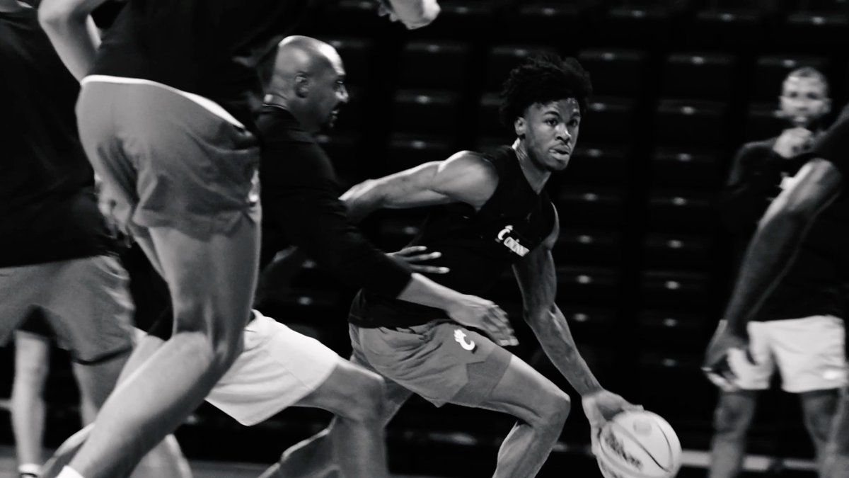 The 𝒂𝒓𝒕 of a point guard. ✍️