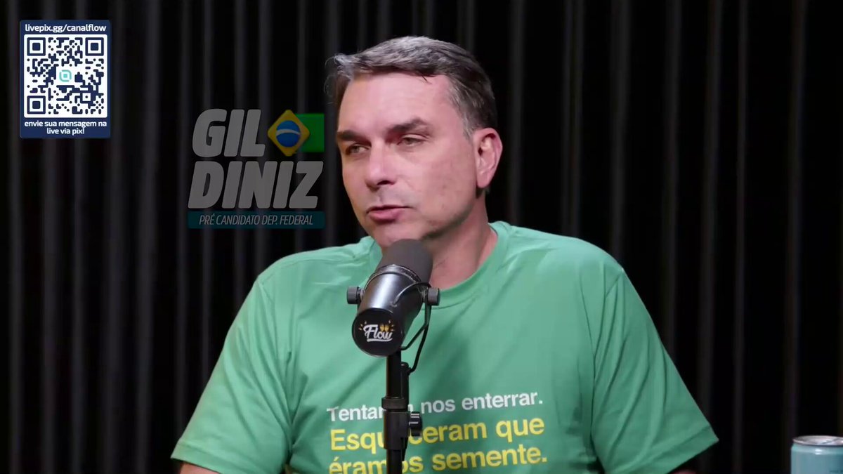 ESCANCAROU NO FLOW TODA A PERSEGUIÇÃO! Flávio Bolsonaro mostrou como a perseguição contra sua família começou ainda antes de Jair Bolsonaro ser eleito, mas se intensificou muito ao longo dos últimos anos. E desde que seu pai o lançou como pré-candidato à Presidência da República, as restrições aumentaram, em um processo que tem como objetivo enfraquecer politicamente todo o movimento conservador. Decisões do ministro Alexandre de Moraes, iniciadas ainda em 2020, deram início a uma sequência de interferências que culminaram na atual situação de Jair Bolsonaro. Flávio criticou especialmente a decisão que impede o contato entre pai e filho, uma medida desumana e desproporcional. Ele ressaltou ainda que também atua como advogado constituído do ex-presidente e afirmou que as restrições dificultam o exercício da defesa. Apesar da perseguição política, Flávio Bolsonaro afirmou que o movimento iniciado por Jair Bolsonaro continuará crescendo. As tentativas de enfraquecer seu pai apenas fortaleceram uma ideia que hoje mobiliza milhões de brasileiros, e a direita seguirá unida na defesa dos princípios e valores que acredita serem os melhores para o Brasil.