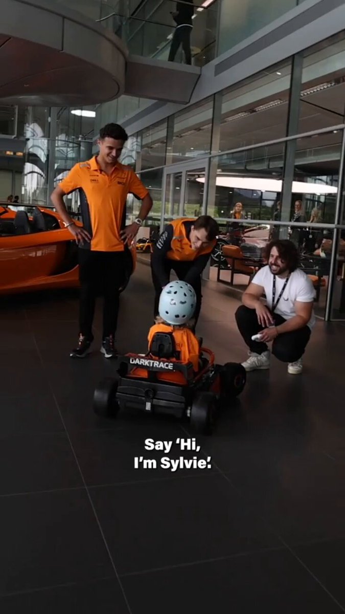 oscar being so happy every time he interact with kids. it makes me sick in a nice way 🥹🩷 oscar: you're wearing the right shirt though, i like it lando: who do you like more, lando or oscar? oscar: me, me, me oscar: yes ☺️😁 #thrOPback