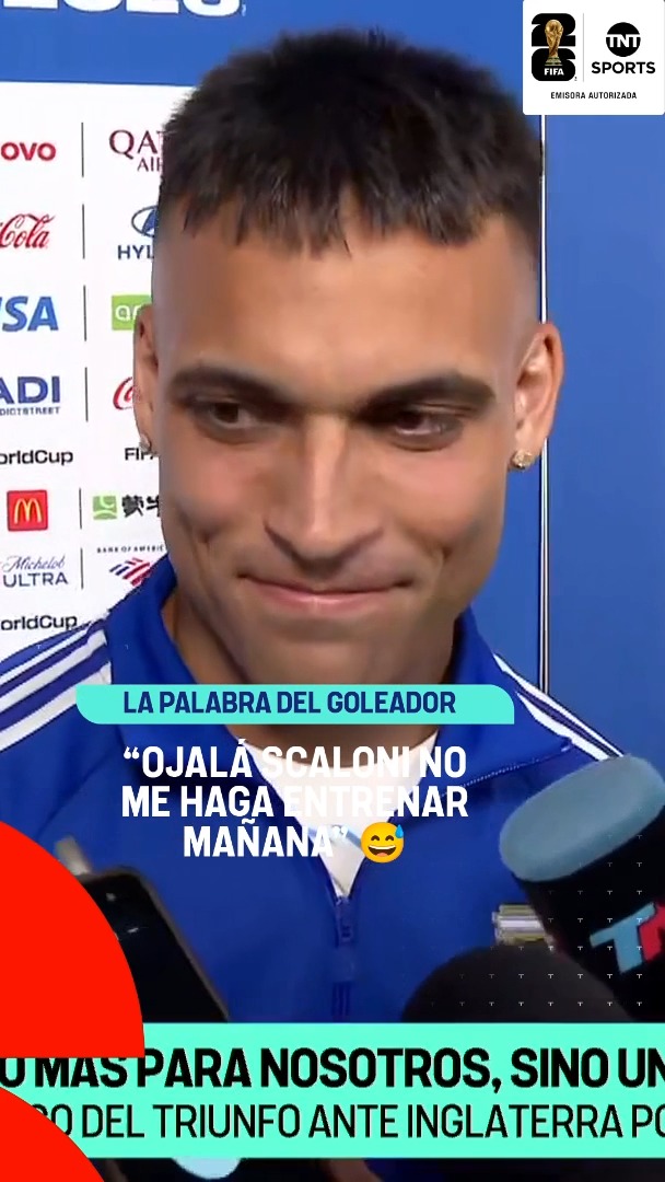"YO TAMPOCO VOY A DORMIR, EH" 😂🇦🇷 En zona mixta, LAUTARO MARTÍNEZ le habló a los hinchas y no pudo evitar bromear con un mensaje a LIONEL SCALONI. 🎙️Maximiliano Grillo 💚💜, con la palabra de los jugadores de la Selección Argentina tras la clasificación ante Inglaterra. #TNTSportsMundial