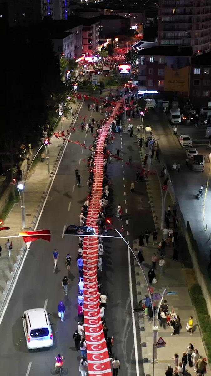 İstanbul'un Esenler ilçesinde, 15 Temmuz Demokrasi ve Milli Birlik Günü’nün 10. yıl dönümü dolayısıyla şehitleri anma yürüyüşü ve programı düzenlendi