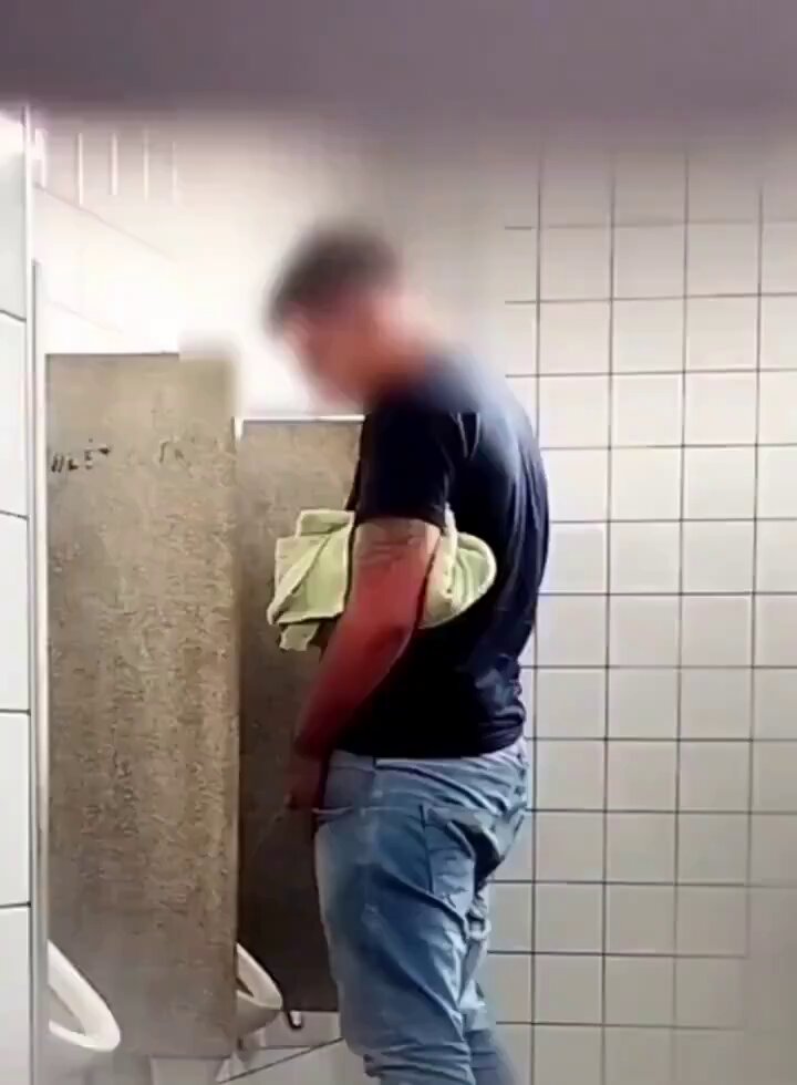 SERVINDO OS MACHOS DO BANHEIRO DO POSTO DE GASOLINA De ubers a caminhoneiros De viajantes até casados locais. Aqui eu encontro os melhores machos. ASSISTA COMPLETO: ⭐