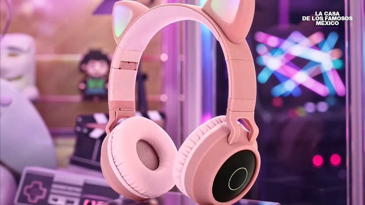 🚨 ¡NUEVAS PISTAS! 🚨 🎮 + 🎧🌸 ¿Quién creen que sea el décimo habitante de #LaCasaDeLosFamosos? 🏠👀 🔺 Descubre de quién se trata este jueve 16 de julio en punto de las 8:28 pm por #ViX, #LasEstrellas, #Canal5, #ElNueve y todas nuestras plataformas digitales 🚨