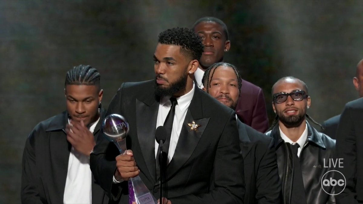 "The love of New York made this whole journey and this whole accomplishment of winning a championship worth it." The Knicks take home the ESPY for Best Team 👏