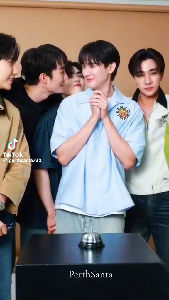 Ekspresi Tata pas Bookie hampir nyium Force di depan mata dia tuh lucu banget wkwk