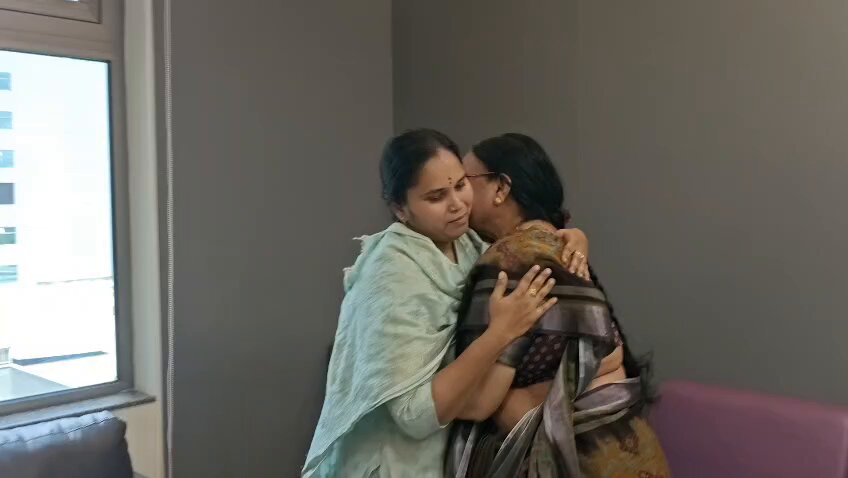 కన్న తండ్రి హాస్పిటల్ లో ఉంటే కన్న తల్లికి అండగా ఉండాల్సిన కూతురు కనీసం హాస్పిటల్ వైపు కూడా చూడలేదు అంటే కూతురు బతికి ఉన్నట్టా.. లేనట్టా??? ఆడ బిడ్డ పెళ్లి చేసుకొని వెళ్లిన.. కష్టం వచ్చినప్పుడు తన పుట్టినిల్లు కి అండగా ఉండాలి అని పరిజ్ఞానం తెలియని కూతురు ఉన్న లేకున్నంటే అంటారు. #AndhraPradesh #FourthEstate #Telangana