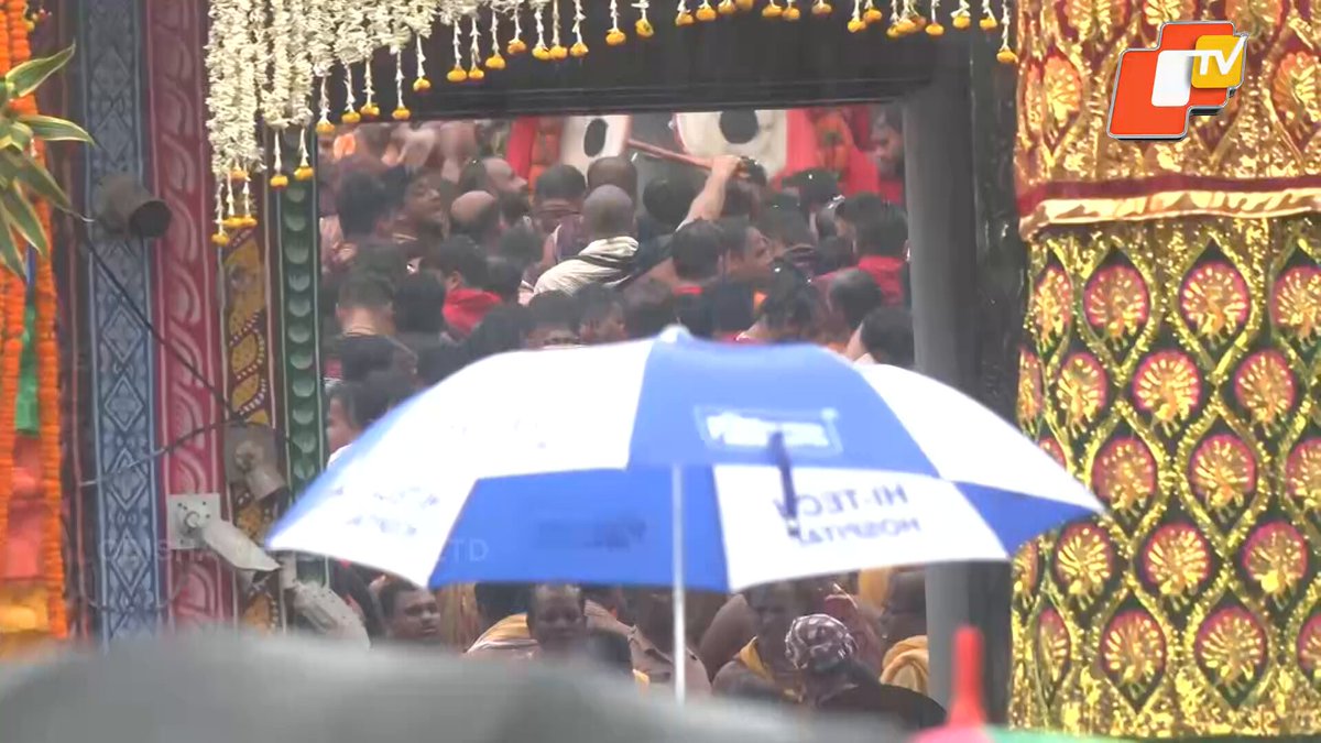 #WATCH | Puri Rath Yatra 2026: Lord of the Universe steps out, skies offer ‘Pushpanjali’ in the form of rain; Pahandi of Lord Jagannath begins #RathYatra #RathYatra2026 #RathaJatra #RathYatraWithOTV #PuriRathYatra #Puri #Odisha