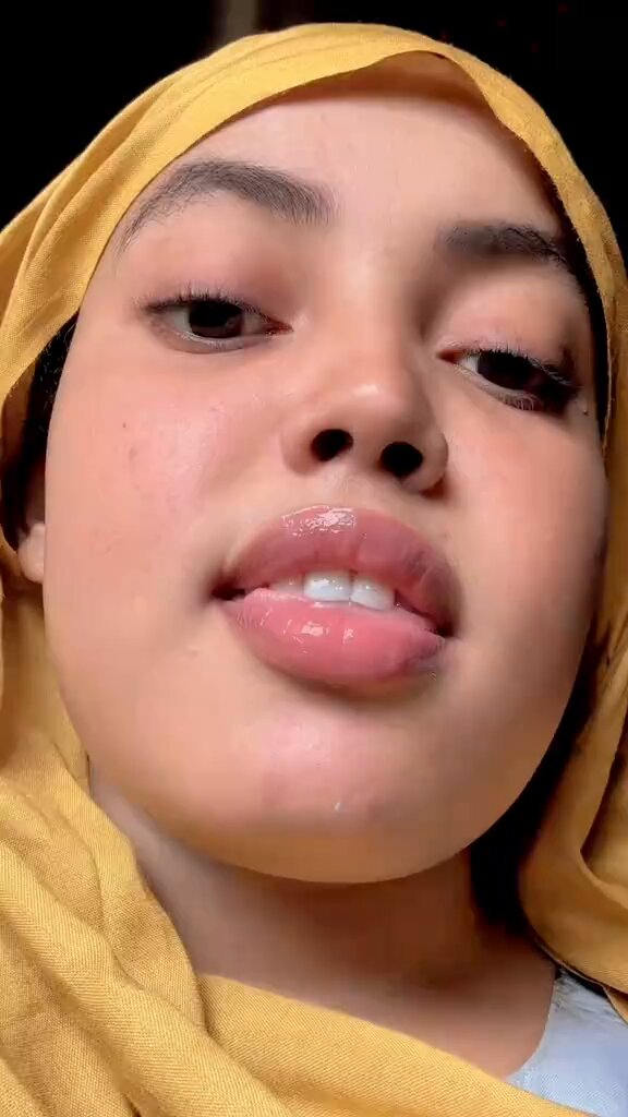 Omg look her beautiful she is &amp; am sure someone is out there not picking her call 😱
