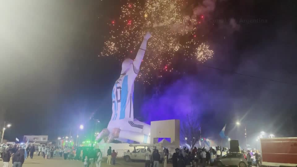 ⚽ Argentina beat England 2-1 to advance to the #WorldCup final, with supporters marking the win amid historic rivalry