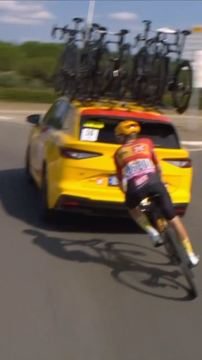 What on earth happened here!? ๐คฏ Throwback to this bizarre roundabout incident in 2024 ๐ตโ๐ซ