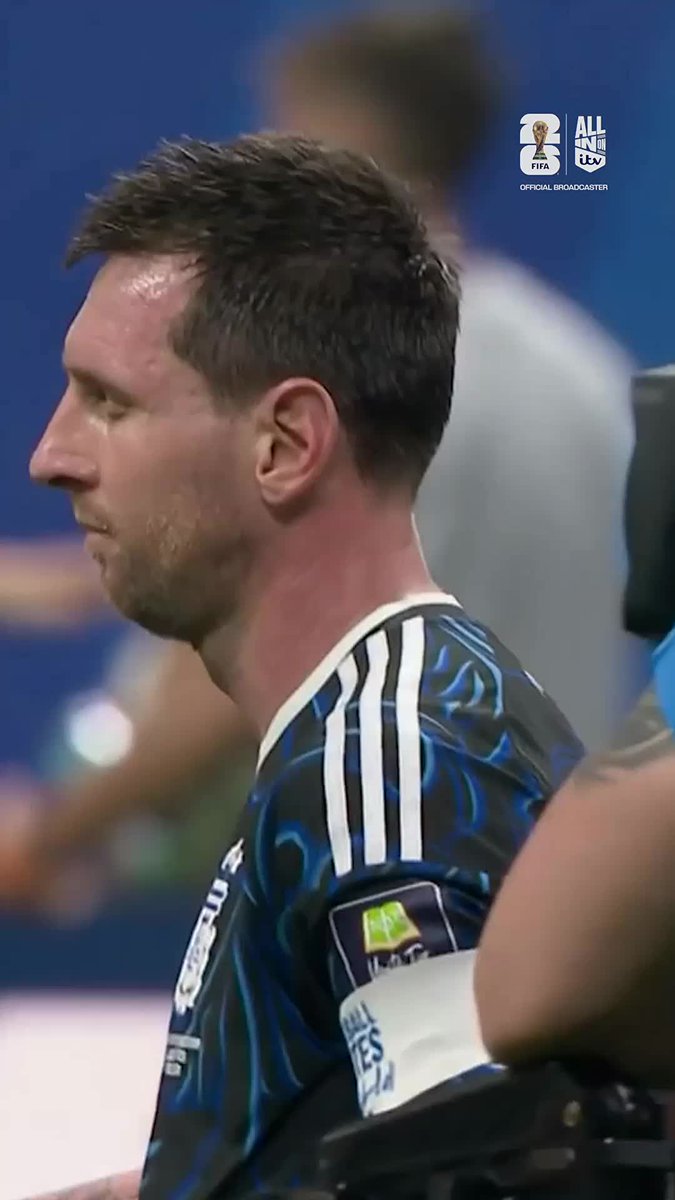 From one national hero to another ❤️ Messi and Kane embrace at full-time