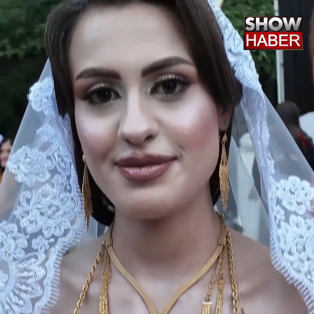 35 koyun kesildi, 6 milyonluk takı takıldı, kilometrelerce halayın çekildiği düğün tam 2 gün 2 gece sürdü… Şırnak Beytüşşebap’ta Sipan Öter ve Rojin Ercan çiftinin düğününde toplam 6 milyon liralık takı takıldı. Binlerce davetlinin katıldığı düğünde 35 koyun kesildi, uzun halaylar çekildi. Geline 3 milyon liralık altın, damada ise 3 milyon lira nakit hediye edildi. Gelin Rojin Ercan "Önemli olan altın değil, mutluluğumuz." diyerek düğüne katılan herkese teşekkür etti. #Şırnak #Düğün #Milyonluk #Takı #Aşiret #showhaber