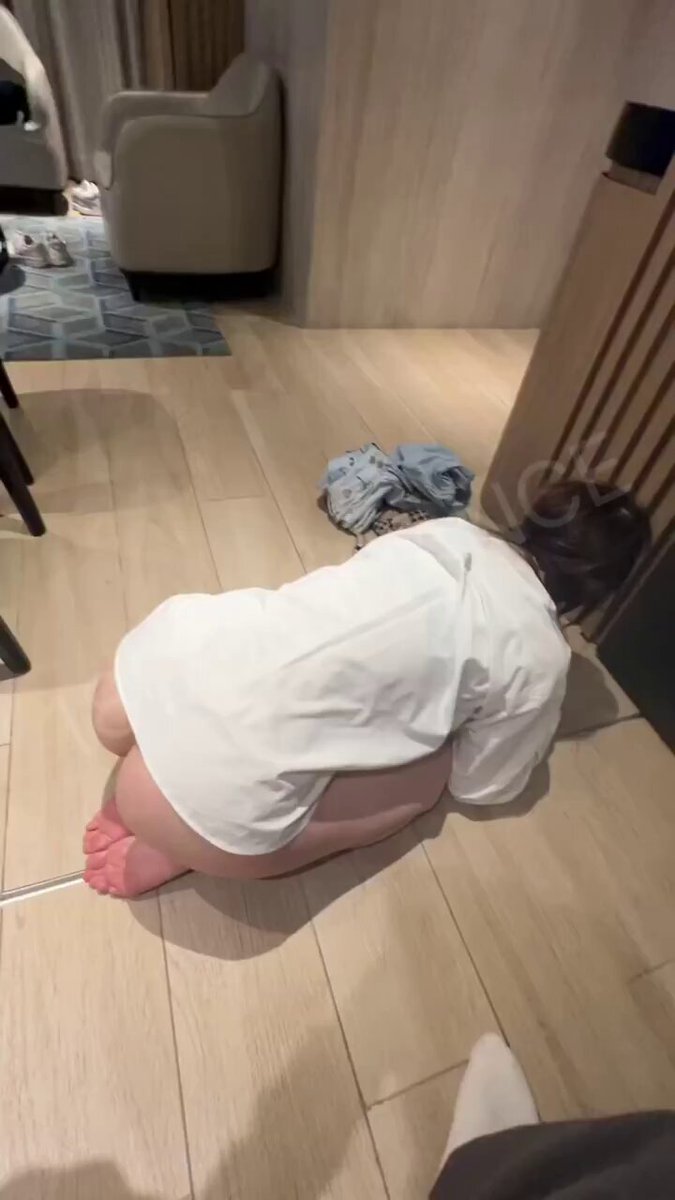 自从上次在 TG群里活动跟大家玩完之后，我跟衰妹都好忙，没时间去酒店度假🫠 所以先给一条旧片大家看着！🤭 一有时间一定会给大家机会一起来，齐齐调教虐待衰妹！👊🏻 #sm #母狗 #肉便器 #圈养 #美女 #精壶 #项圈 #犬调 #胁迫 #奴隶 #性奴 #舔脚 #耳光 （因平台不能发完整版 完整版看置顶或评论区）