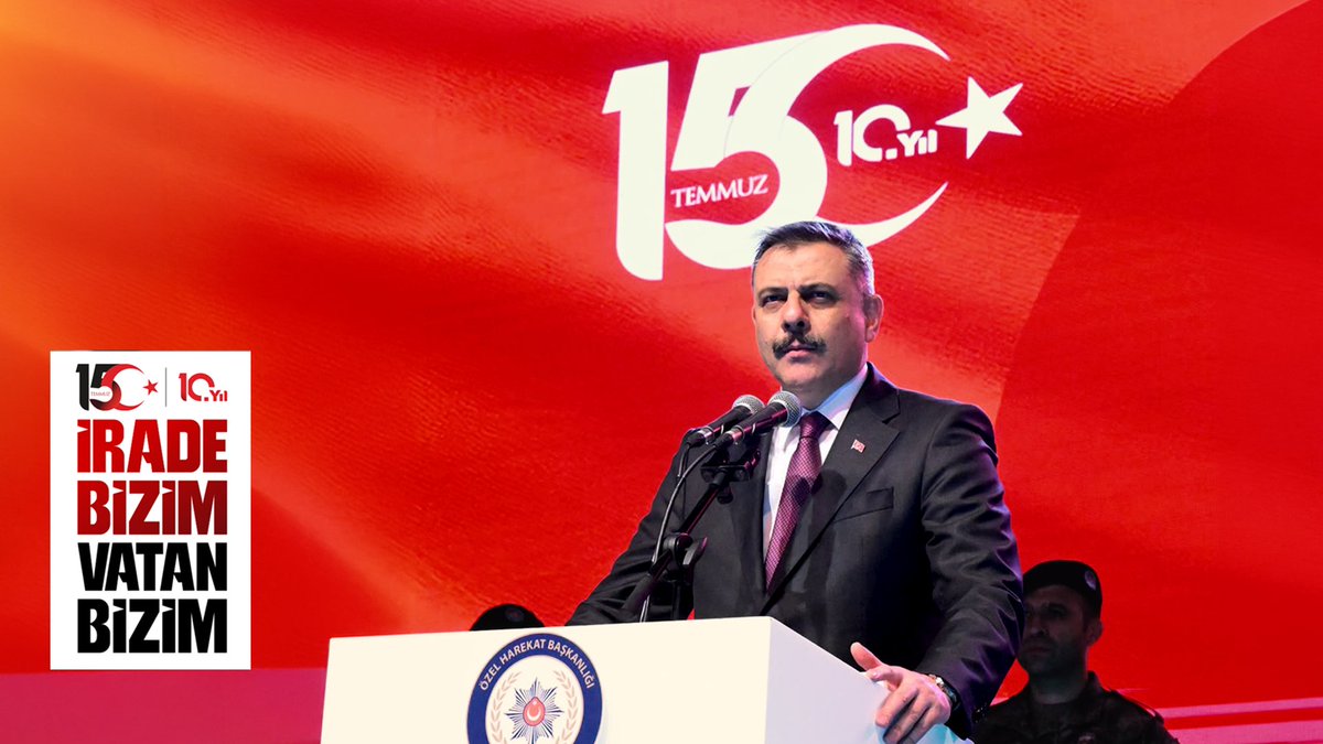 15 Temmuz’un 10’uncu yılında; devletimizi ele geçirmeye, milletimizin iradesine zincir vurmaya kalkışan eli kanlı FETÖ’ye karşı verilen kutlu mücadeleyi, ülkemizin dört bir yanında düzenlenen programlarla bir kez daha yâd ettik. 81 il Valiliğimiz ile Jandarma, Emniyet, Sahil Güvenlik, Göç İdaresi ve AFAD teşkilatlarımız tarafından gerçekleştirilen toplam 100 etkinlikte; aziz şehitlerimizi rahmetle andık, kahraman gazilerimize minnet ve şükranlarımızı sunduk. Ankara’daki programlarımız kapsamında Karşıyaka Mezarlığı’nda şehitlerimizin kabirlerini ziyaret ederek dualar ettik. Gölbaşı Vilayetler Evi’nde şehitlerimizin kıymetli aileleri ve kahraman gazilerimizle aynı sofrada buluştuk. Türkiye Büyük Millet Meclisimizde ve Başkent Millet Bahçesi’nde, Muhterem Cumhurbaşkanımız Recep Tayyip Erdoğan’ın teşrifleriyle düzenlenen anma programlarına iştirak ettik. Gecenin ilerleyen saatlerinde ise hain FETÖ’nün bombalarla ve ağır silahlarla hedef aldığı Ankara Emniyet Müdürlüğümüzde, Havacılık Daire Başkanlığımızda ve Özel Harekât Başkanlığımızda; ihanete göğsünü siper eden kahramanlarımızı rahmet ve minnetle andık. Milletimizin silahını milletimize doğrultan, Gazi Meclisimizi bombalayan, eli kanlı FETÖ; Muhterem Cumhurbaşkanımızın kararlı liderliği, güvenlik güçlerimizin cesareti ve milletimizin çelik iradesi karşısında bozguna uğradı. Aziz şehitlerimizi rahmetle, kahraman gazilerimizi şükranla yâd ediyoruz. Unutmadık. Unutturmayacağız. İrade Bizim, Zafer Bizim! 🇹🇷 #15Temmuz #ZaferBizim