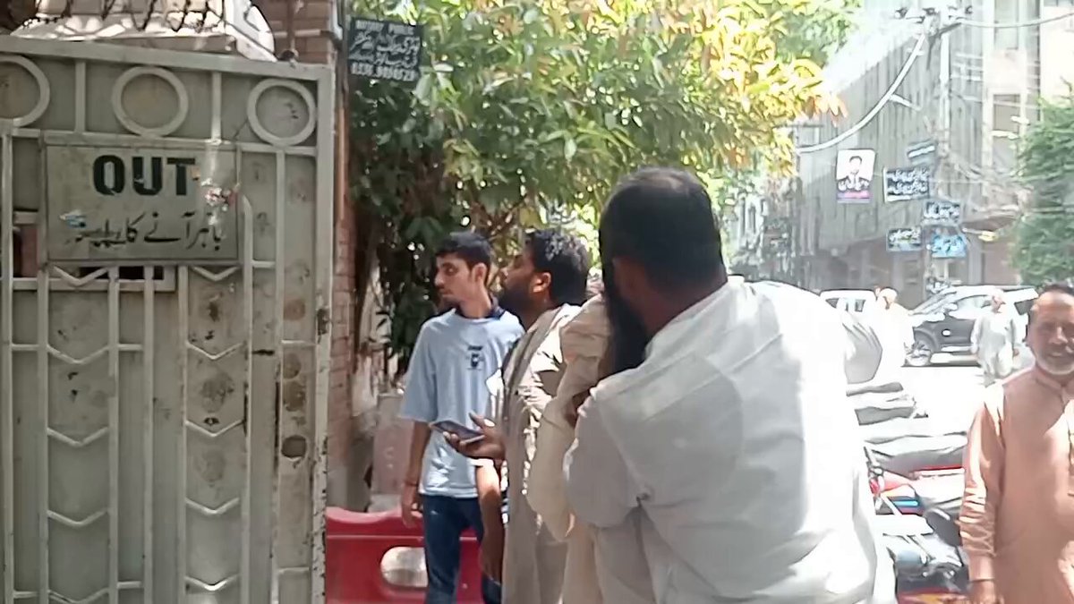 لاہور ہائیکورٹ میں قتل کے ملزم کہ عبوری ضمانت خارج ہوئی پولیس نے گرفتار کرنے کی کوشش تک نہ کی مدعی بیچارہ اپنی مدد آپ کے ملزم کو دبوچ کر کھڑا ساتھ ملزم سے تھپڑا بھی کھا رہا ہے