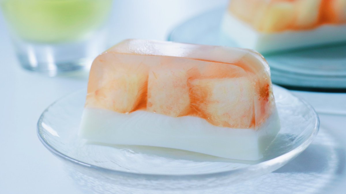 桃と牛乳の2層のミルクプリンを作った様子🍑桃が美味しい季節になりましたね。