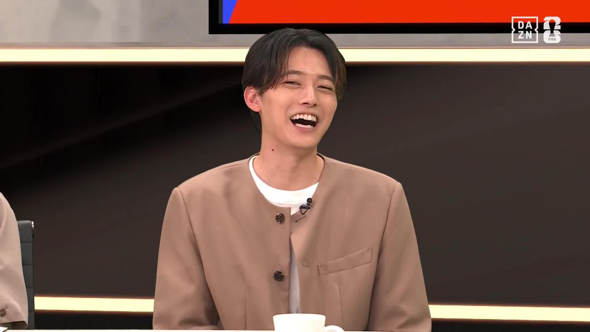 「アクスタとかあったら買いたくなる」🎙️ メッシへのファールでオラつく“親衛隊“ 対照的にちょこんと座っているメッシ🇦🇷 櫻井海音さんはアクリルスタンド化を希望⁉️😂 📺#FIFAワールドカップ -デイリーハイライト- 🗓️毎日19:00〜 #DAZN 配信中 #本気で楽しむならDAZN