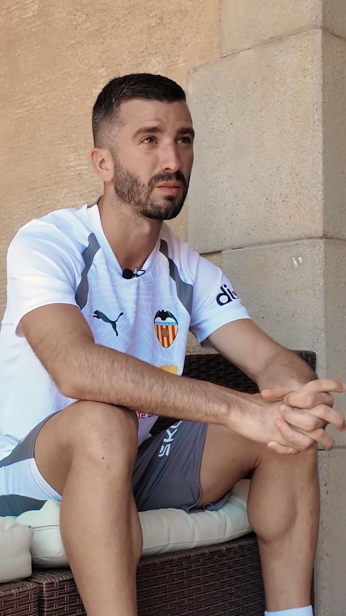 💬 Jose Luis Gayà Peña: “Hemos de tener esa comunión y entrega constante con la afición. Es una temporada especial y Mestalla tiene que ser un fortín” Nuestro capitán habla en l’Informatiu de VCF Media Radio de su trayectoria en el Club, de la pretemporada y del inicio de LALIGA.