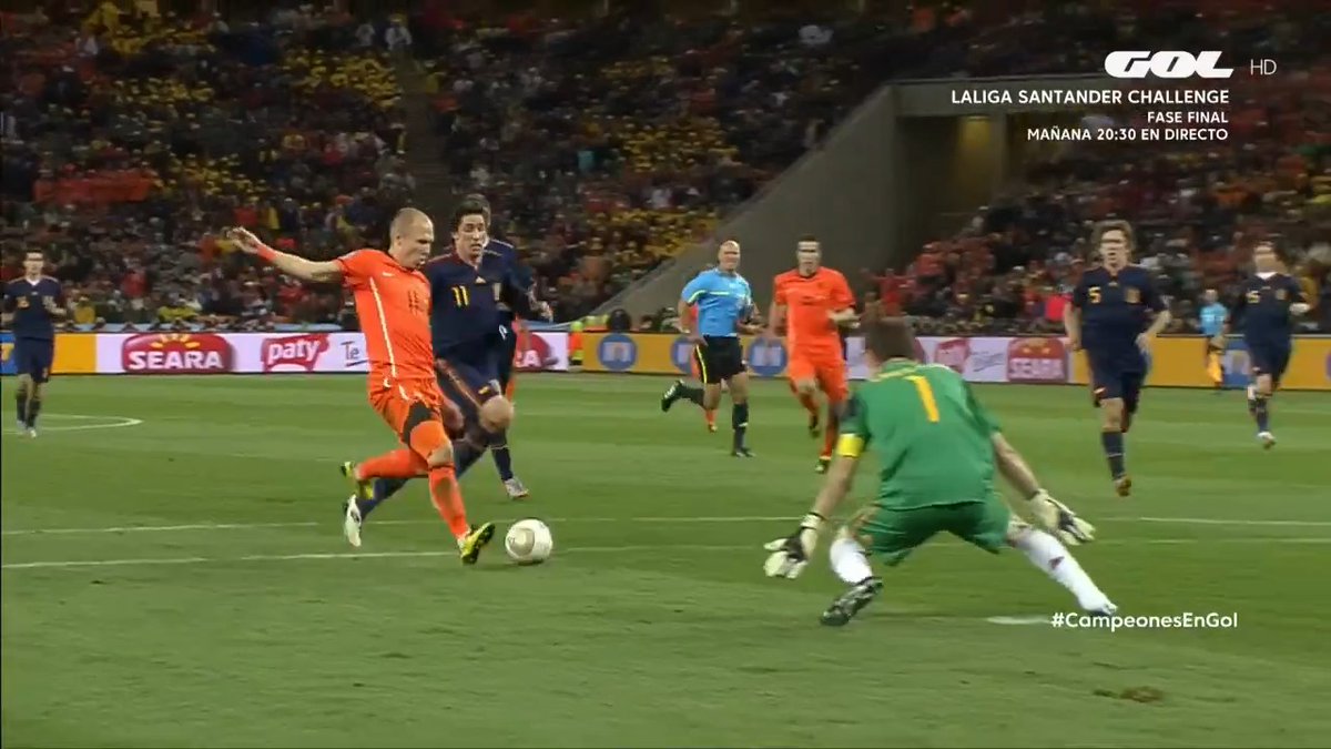 ⚽️ Imagínate ser español y no estar del lado del tipo que le saca ese pie a Robben con 0-0 en el minuto 62 de la final de un Mundial.