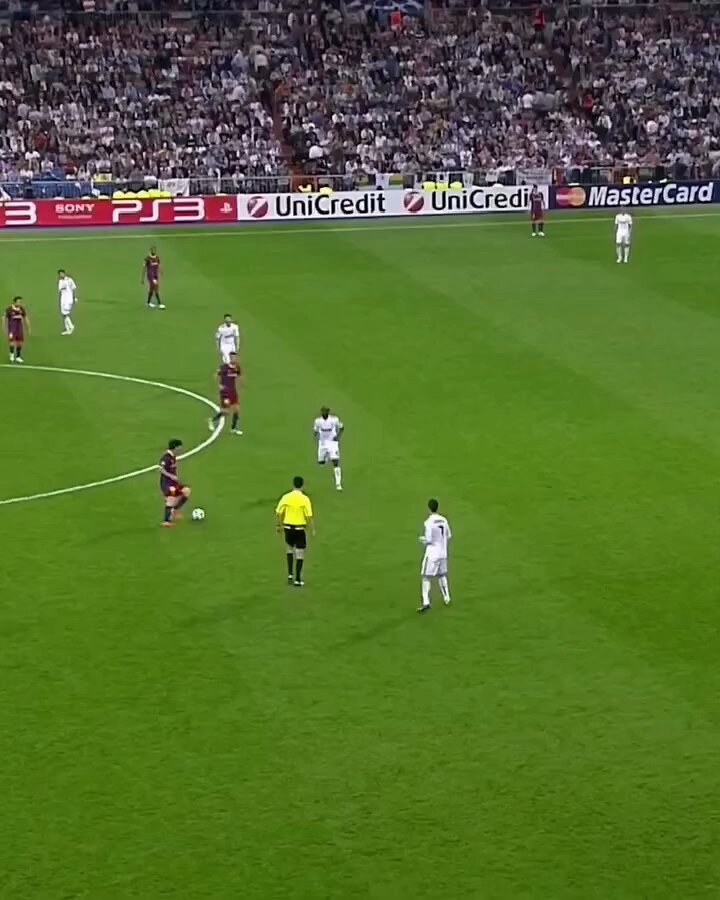 Kalau ngomongin gol-gol Lionel Messi, "Ankara Messi" jelas ada di level yang berbeda. Tapi selain itu, ada 3 gol yang menurut gue paling membekas sepanjang kariernya. 1. vs Real Madrid (Semifinal UCL 2011) 🐐 Semuanya berawal dari umpan pendek Sergio Busquets. Sesederhana itu. Tapi setelah bola sampai di kaki Messi, semuanya berubah jadi sejarah. Dia menggiring dari tengah, melewati empat pemain Real Madrid seolah mereka cuma cone latihan. Komentator sampai berteriak, "One... Two... Three... Four..." sebelum menutupnya dengan, "Wonderful... Wonderful... Wonderful...". Salah satu solo goal terbaik yang pernah ada.
