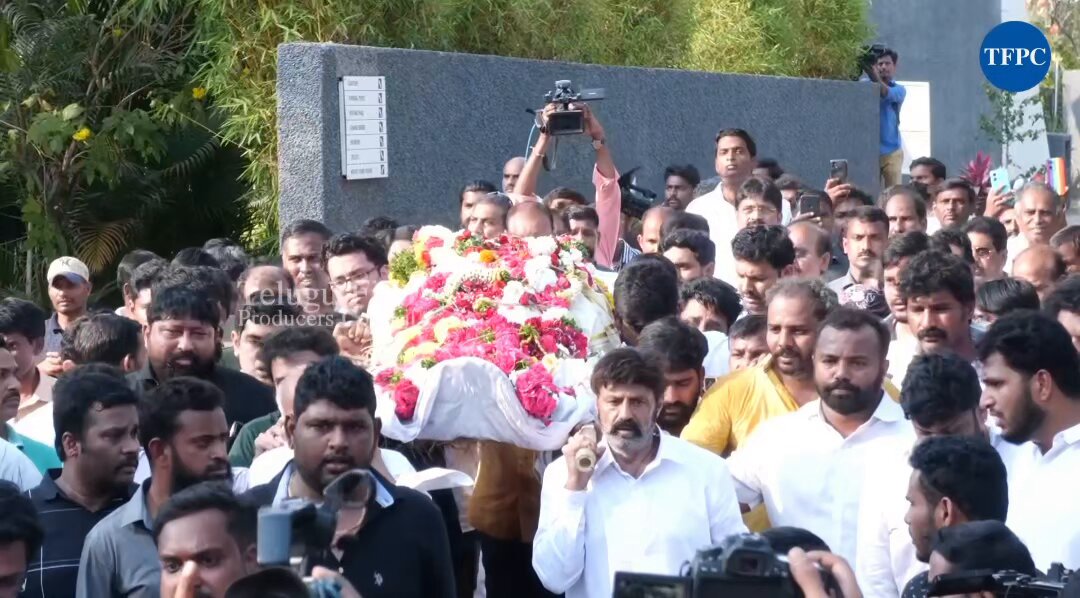 తారక రత్న నారా లోకేష్ యువగళం పాదయాత్రకు వచ్చి గుండెపోటుతో మరణించాడు. అలాంటి తారకరత్న పాడెను చంద్రబాబు నాయుడు మోయలేదు. ముద్రగడ కాపు జాతికే ఒక దిక్సూచి. రాష్ట్ర రాజకీయాల్లో కీలక పాత్ర పోషించిన వ్యక్తి. అలాంటి ఆయన పాడె మోయాలంటే అదృష్టం ఉండాలి. అంతేగానీ దాన్ని రాజకీయంగా చూడకూడదు.