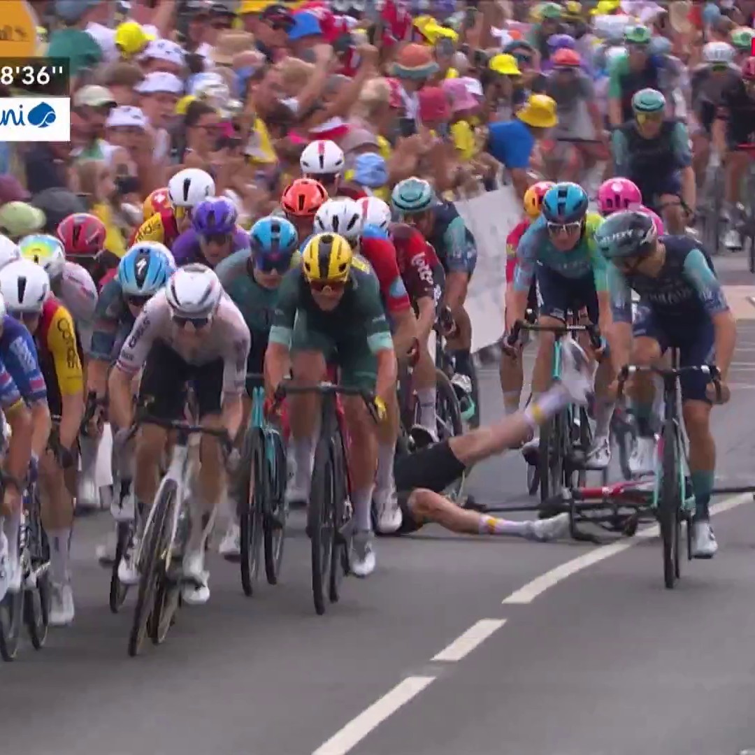 👏 𝗜𝗻𝗰𝗿𝗼𝘆𝗮𝗯𝗹𝗲 𝗧𝗶𝗺 𝗠𝗲𝗿𝗹𝗶𝗲𝗿, qui remporte un sprint complètement fou après la chute de Gaviria à quelques mètres de l'arrivée !