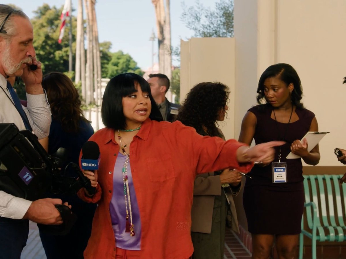 this running gag in the new rupaul movie where no one recognizes sarah michelle gellar and then raven symoné randomly shows up just to knock her down I'M IN TEARS 😭
