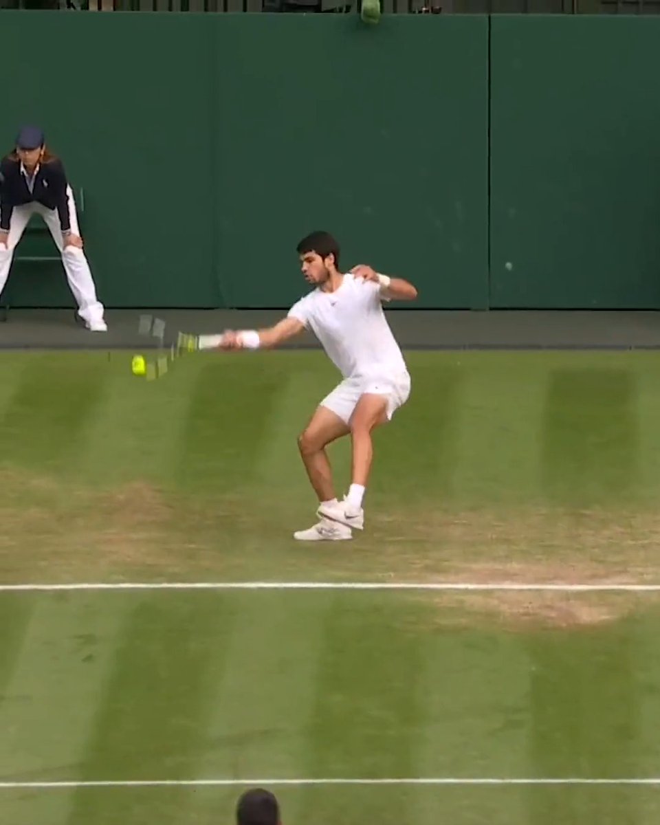 La séquence amortie-lob de Carlos Alcaraz dans l’ultime jeu du match, face à la légende, avant de décrocher son premier Wimbledon à 20 ans. 🥶🇪🇸 🥚🥚😮💨