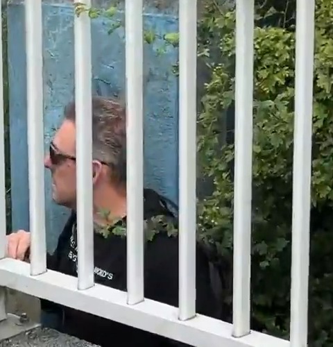 Overdag tikt hij vonnissen als griffier voor de rechtbank Oost-Brabant. 's Avonds en in het weekend leidt hij een illegale XR snelwegbezetting of een stationsdemonstratie waar hij lacht terwijl er opgeroepen wordt om "zio's in de gracht" te gooien. Om over zijn radicale LinkedIn-theorieën over kapitalisme en Israël onder zijn ambtelijke titel nog maar te zwijgen. Martijn Rijnbeek komt werkelijk overal mee weg. En wij moeten intussen vertrouwen houden dat de rechtspraak onbevooroordeeld is?