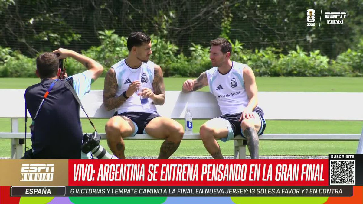 EL DÍA DESPUÉS DE LA ÉPICA ¿De qué estarán hablando Leandro Paredes y Lionel Messi en el entrenamiento de Argentina? ⚡ #ESPNMundial 📺 Mirá los mejores partidos de la #FIFAWorldCup por ESPN, en el Plan Premium de #DisneyPlus