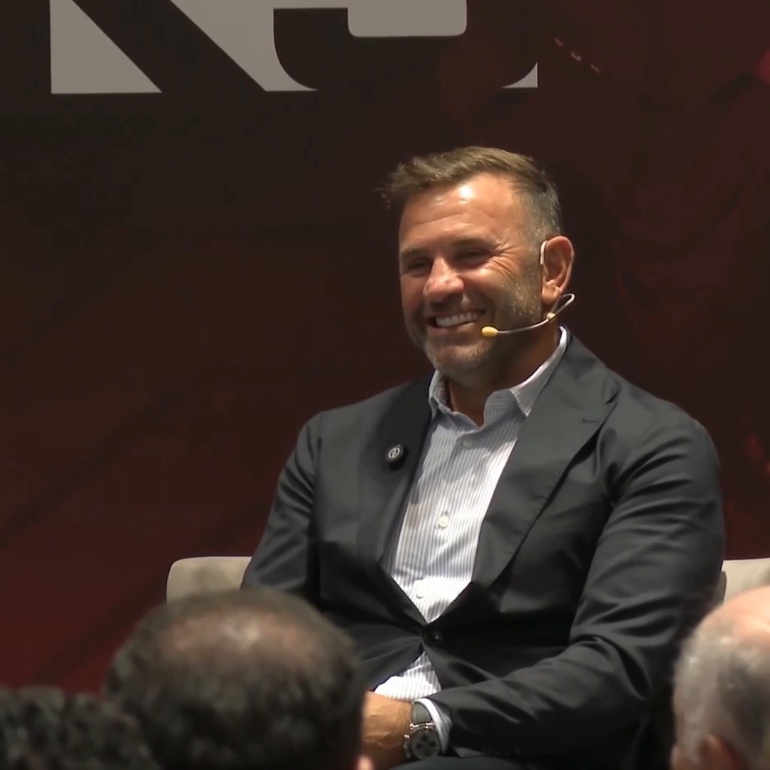 Soru: 'Şampiyonlar Ligi'nde yarı final oynayacaksınız ama Türkiye Ligi şampiyonluğunu kaybedeceksiniz' deseler kabul eder misiniz?" Okan Buruk: "Bizim niyetimiz, hem şampiyon olup hem yarı final oynamak (Gülerek). Şampiyonluğu bırakmamamız lazım!"