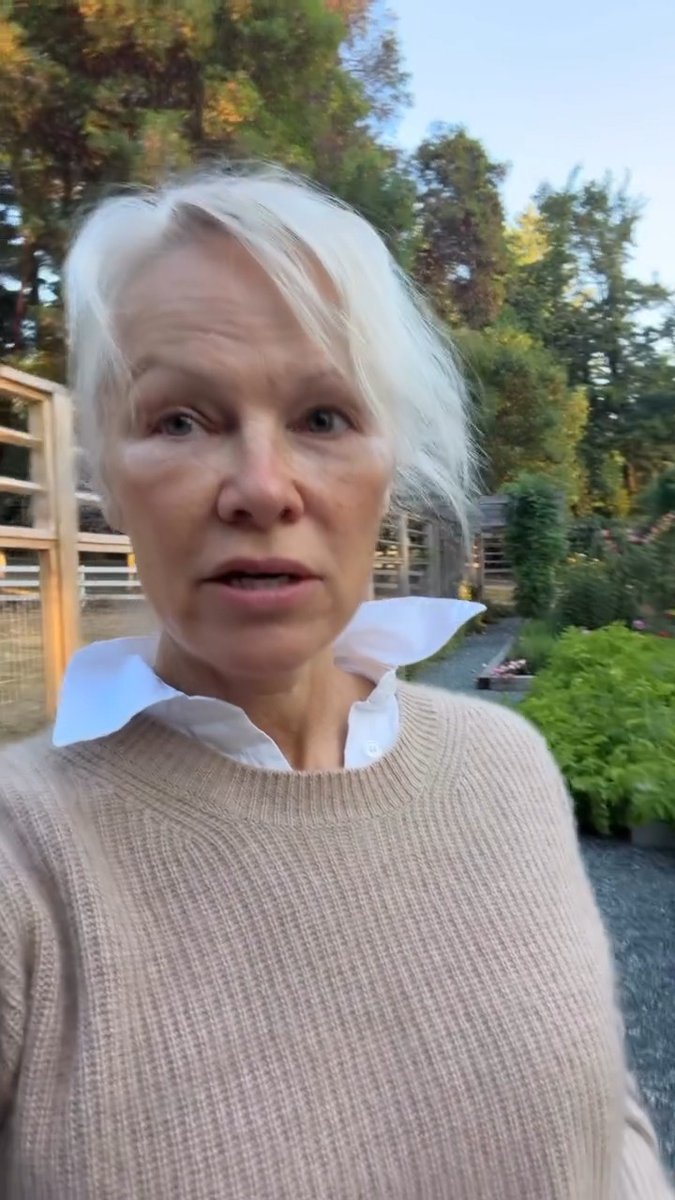 Pamela Anderson showed off her fairytale garden 🌱✨🧚 The iconic Canadian actress, 59, has an extraordinary green thumb, spending her days caring for everything from tomatoes and cucumbers to huge flower beds at her home on Vancouver Island 🌷 📽️ : #PamelaAnderson #Canada #Gardening