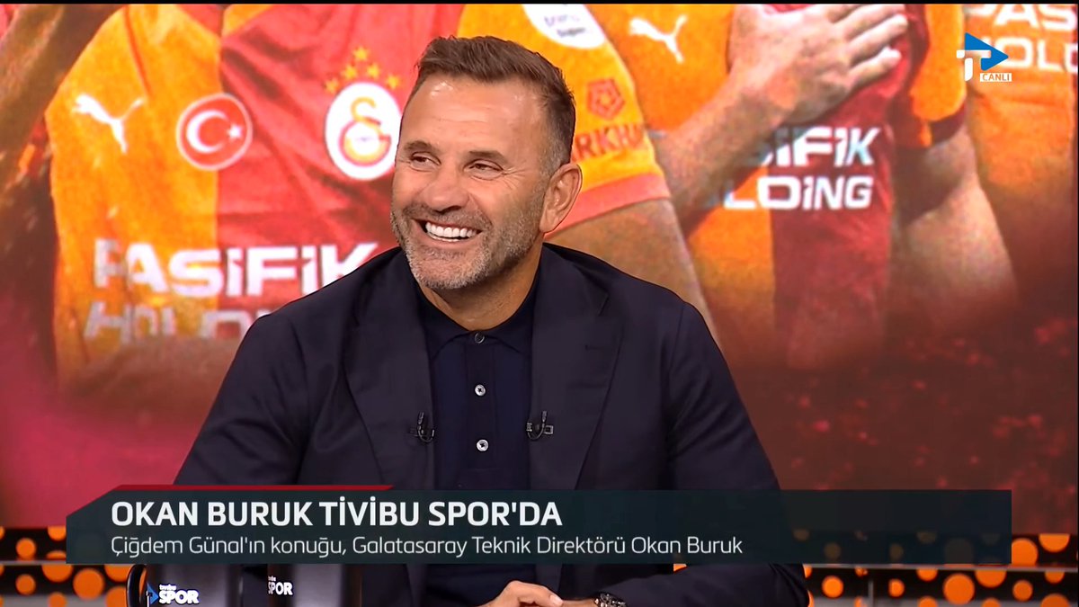 Size en çok soru kim soruyor? Okan Buruk: "Barış Alper. O bana soruyor, ben ona soruyorum bazen. Sarı kartı sen mi gördün ben mi gördüm muhabbeti var (Gülerek)."