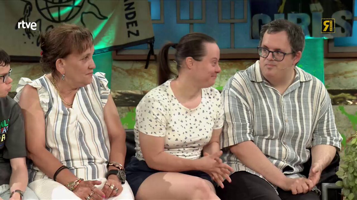 Vaya pasada por la derecha a Antonio Resines. Porque no ha tirado del movimiento de manitas que le han llevado a la cima del cine español 😅 → FUNDACIÓN ALAS para más información sobre voluntariado y otras actividades 🫂 #Larevuelta