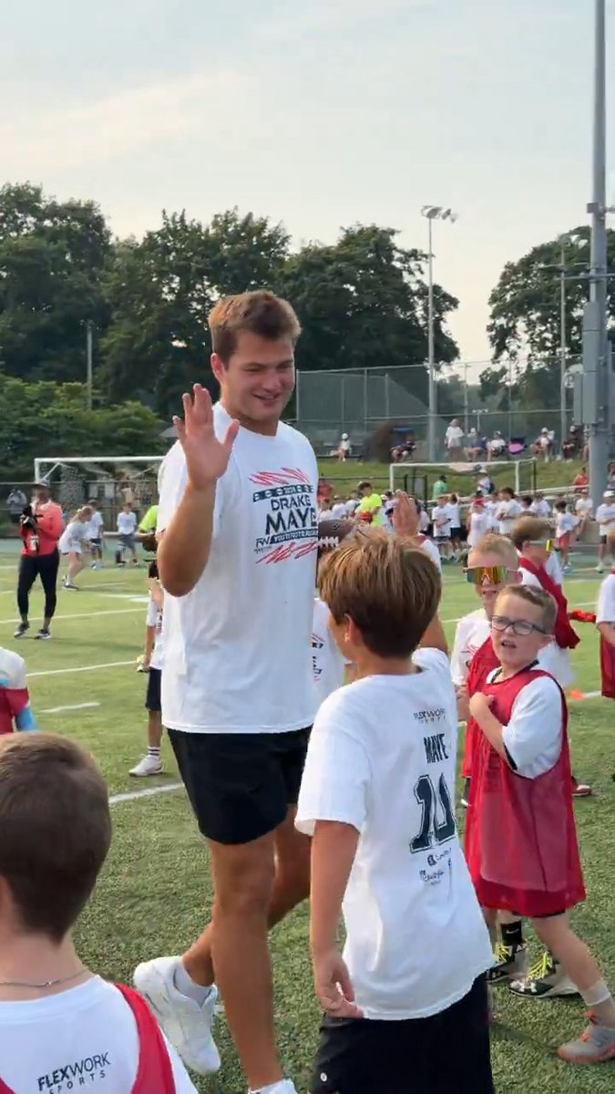 .Drake Maye throwing dimes at his youth football camp 🎯