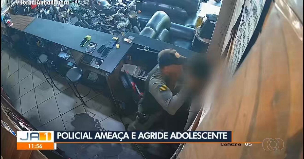 Ele tinha 16 anos. Estava chegando para trabalhar. Em Catalão, um jovem aprendiz foi agredido dentro do próprio trabalho por um policial militar porque, segundo o agente, teria “encarado a polícia”. As imagens mostram tapas no rosto, o adolescente jogado ao chão, uma arma apontada para ele e ameaças de morte: “Você tem que morrer.” Enquanto apanhava, o garoto repetia: “Eu só vim trabalhar, senhor.” Isso não é abordagem. Não é segurança pública. É um adolescente sendo aterrorizado por quem deveria protegê-lo. O policial foi detido. Agora, é preciso investigação rigorosa, proteção à vítima e responsabilização. Não basta divulgar uma nota e reduzir tamanha violência a um simples “desvio de conduta”. A Polícia Militar é subordinada ao governador. Caiado usa a segurança pública como vitrine política; portanto, precisa responder também quando a farda é usada para agredir e ameaçar de morte. Não existe segurança quando quem deveria proteger se torna a ameaça.