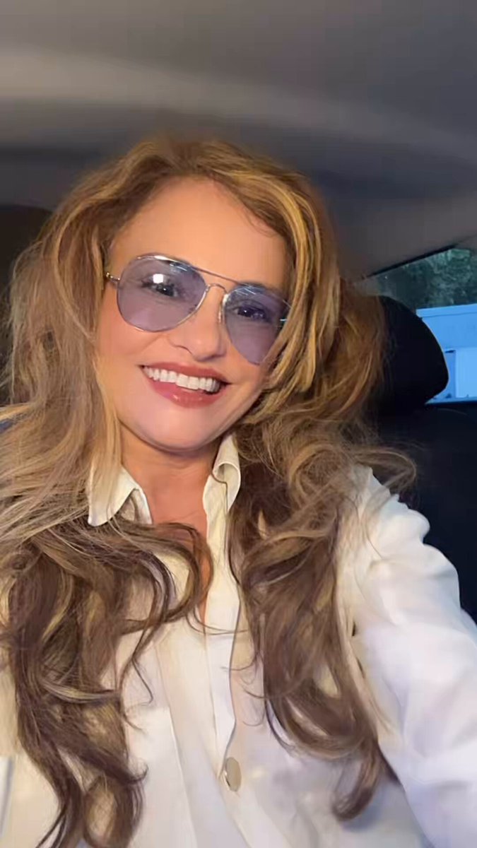 ¡Mi gente hermosa! 🌸✨ Este 8 de agosto los espero en el Gran Concierto de Conciertos de la Feria de las Flores, en el Estadio Atanasio Girardot de Medellín. Disfrutaremos de una noche espectacular con Karin León, Silvestre Dangond, Grupo Niche, Felipe Peláez, Luis Alfonso y Aria Vega. Les dejo el link 👉🏻 Compren sus boletas. ¡No se lo pierdan! Nos vemos allá para cantar, bailar y disfrutar de una noche inolvidable. 💛🎶 #auracristinageithner #FeriaDeLasFlores #ConciertoDeConciertos #Medellín #MúsicaEnVivo #NosVemosAllá
